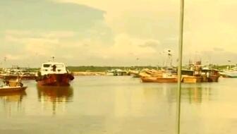 鏟車助推8200噸散貨船“遠景發展”氣囊上排下水，吉水接水順利